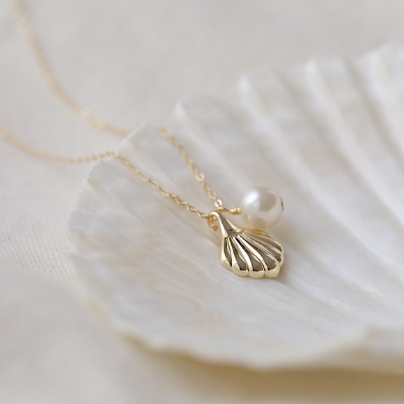 Seashell Pearl Necklace  | 14k Gold Plated - Picture 3 of 12